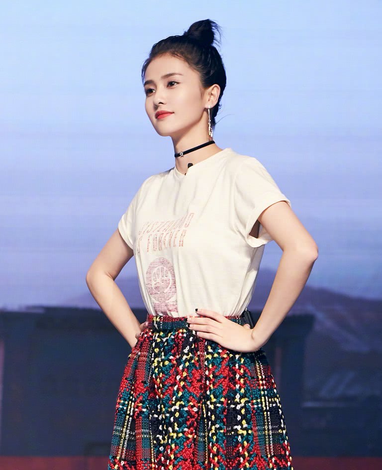 这“巴掌鞋”牛了，“女魔头”穿上都能变小可爱，不止许凯心动！