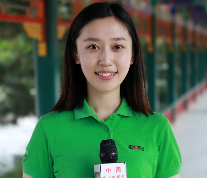 央视90后主持人，因长相神似刘亦菲走红，素颜照也美得不像话