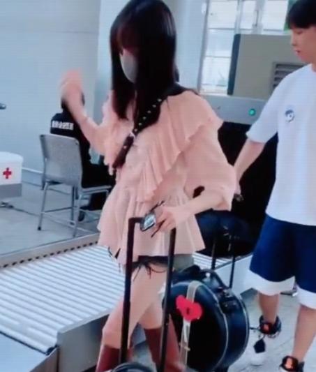 郑爽跟张恒取行李，却被郑爽的“漫画腿”抢镜，张恒太有眼光了