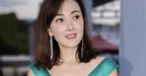 牛莉近照曝光，嫁给豪富老公身价上亿，对方长相却一言难盡