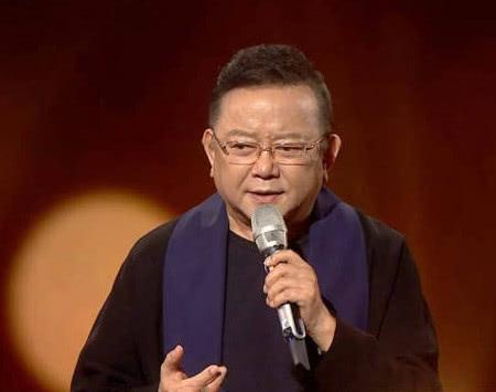 王刚失手砸碎2亿真古董，导致节目停播，这样的失误谁承担责任？