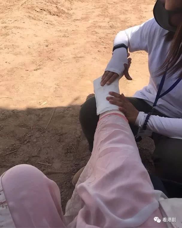 拗柴受伤小儿科 胡定欣最惊竟然系骑骆驼