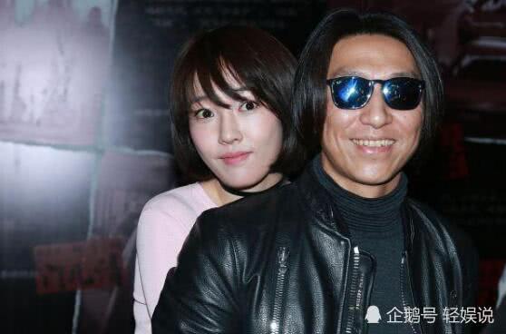 陈羽凡与朋友餐厅聚会合影，桌上放的亮点被人认出，顶风玩火？