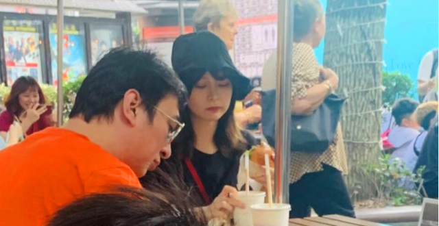 王思聪带美女吃街边摊被偶遇，路人镜头里膀大腰圆胖了一圈
