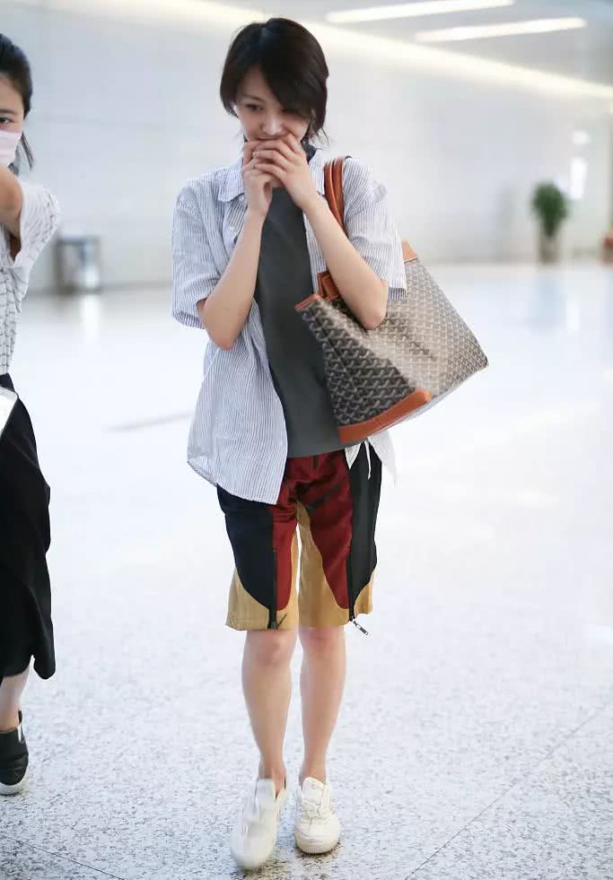 难怪郑爽敢说还有网红当退路，APP运营和T恤销售已24小时营业