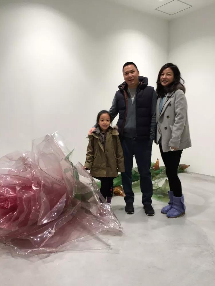 原创 赵薇带女儿低调现身机场，素颜难掩疲惫，这个举动被赞教女有方