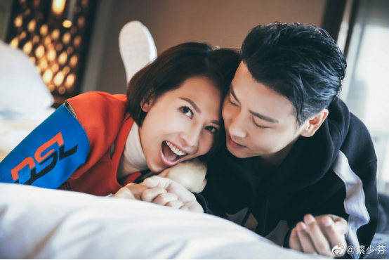 张晋夫妇逛商场被偶遇，蔡少芬三胎孕肚明显，两人脸上尽是甜蜜