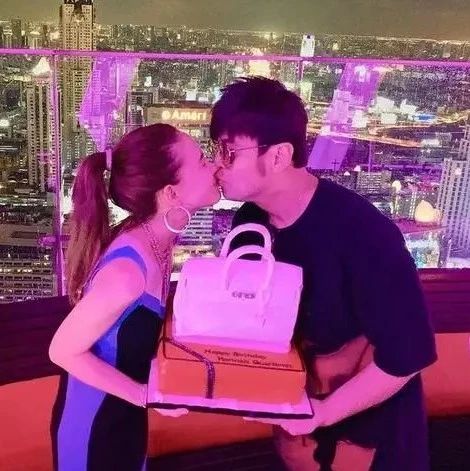 昆凌26岁生日，周杰伦首次公开两人亲吻照片，生日礼物十分抢镜！