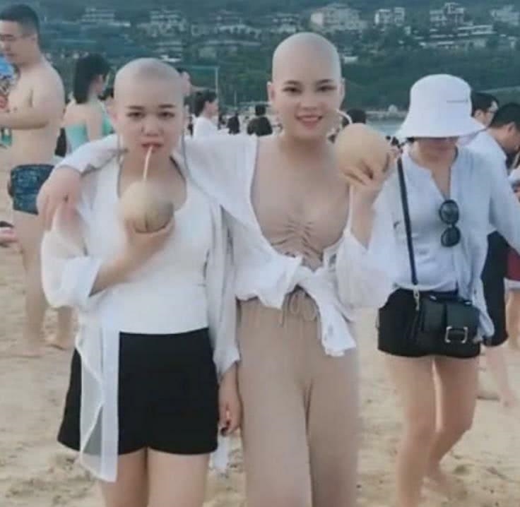 她们是抖音最火的尼姑，现身海边穿着清凉，当看见她的朋友，网友：菩萨也不管管？