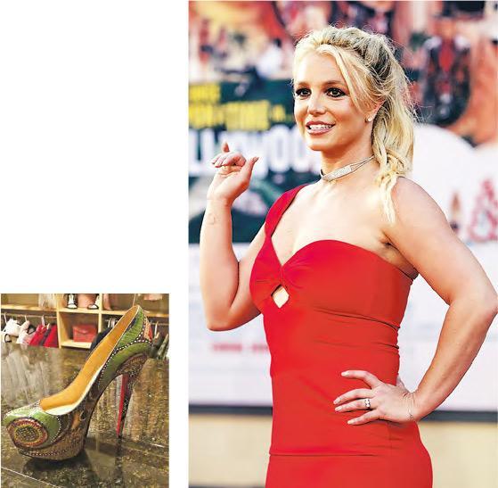晒4.6万元蛇皮高跟鞋照片 Britney Spears被骂炫富