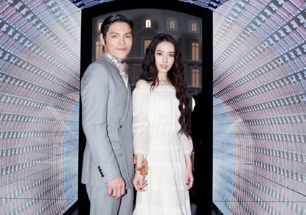 郭碧婷和家人和吃饭，看到她妹妹的长相后，这好基因真的无敌了！