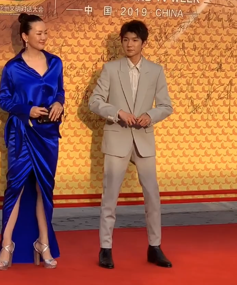 王源与女星出席红毯，身高成焦点，网友：同是“高跟鞋”差距太大