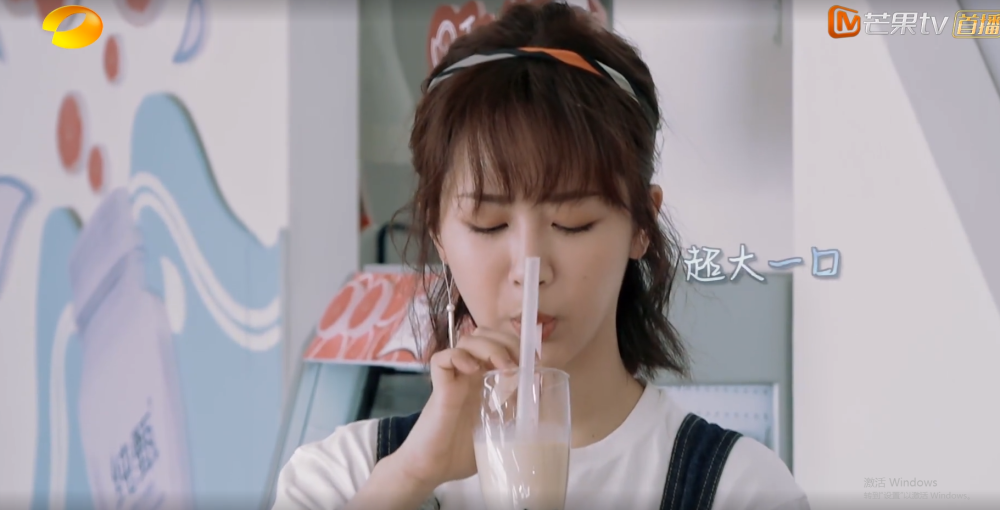王俊凯杨紫共喝一杯奶茶，有谁注意杨紫喝的方式？导演都看懵了！