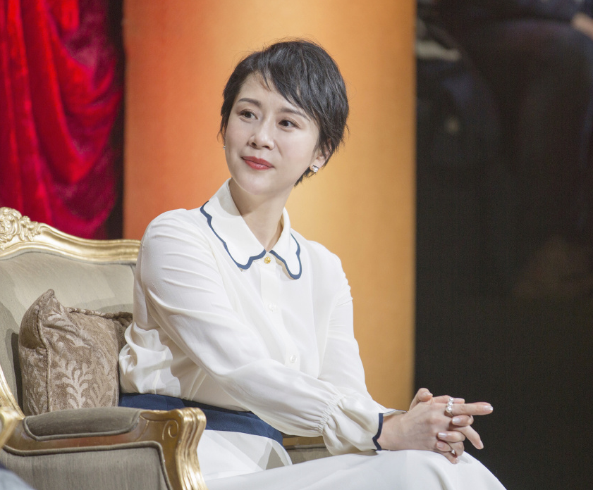 海清减肥成效显着，穿貂上演“贵妃躺”，半老徐娘谁顶得住？