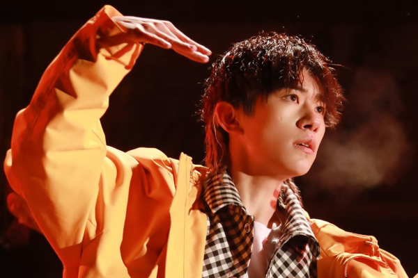 谁说男明星扎“辫子”不好看？看到千玺新发型后，网友：恋爱了！