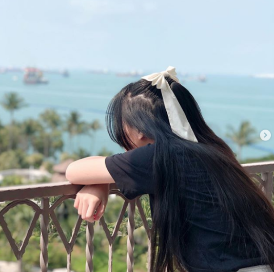 小S一家五口外出度假，与许雅钧甜蜜拥抱同框，女儿们的颜值飙升