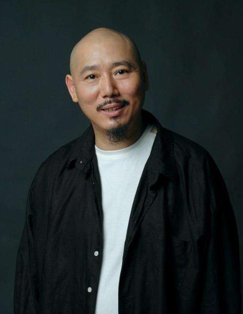 65岁李成儒现身酒桌，穿着百元便宜T恤，看不出曾是90年代亿元户