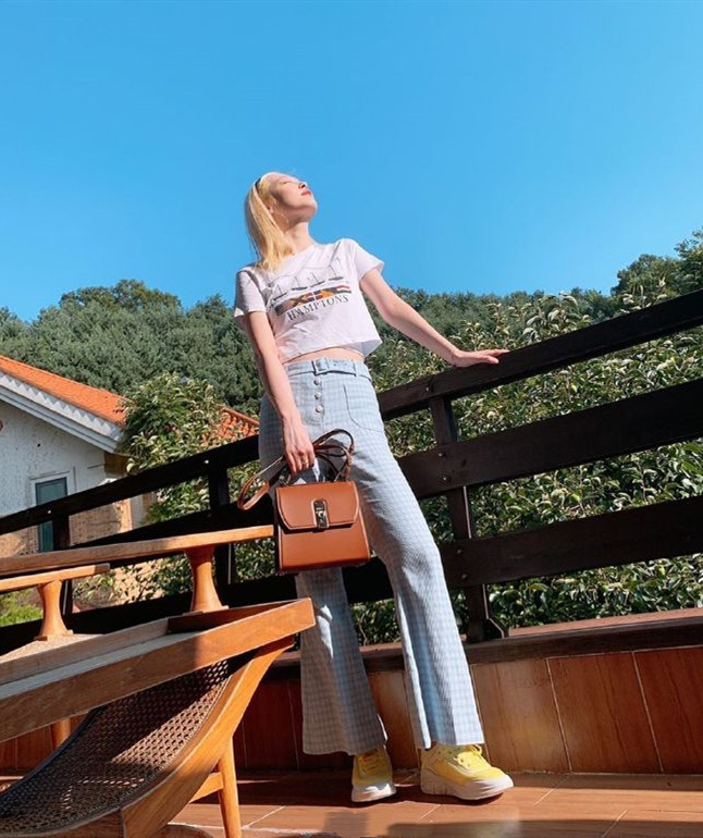 原创 崔雪莉出门逛街也炫富，香奈儿鞋配1万2包，25岁的富婆真让人羡慕