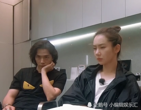李承铉哄戚薇时，却被两人拖鞋成功抢镜，网友：你们都多大了！
