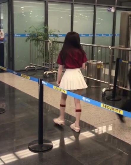 鞠婧祎有多少女？袜子提到小腿肚，网友：像极了幼儿园时的你
