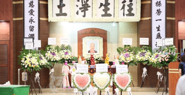 影帝林家栋为资深演员夏萍设灵 黎明黄秋生等圈内好友送花圈告别