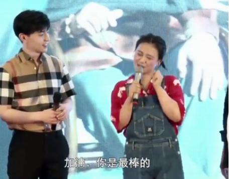 有种“整容”叫马思纯胖了，看到现场跟邓伦互动，网友：太福子了