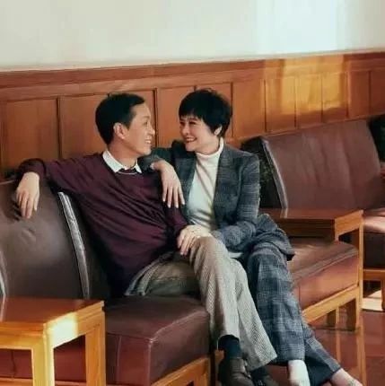 冯远征和妻子近照曝光，妻子大他8岁，却比他更加年轻