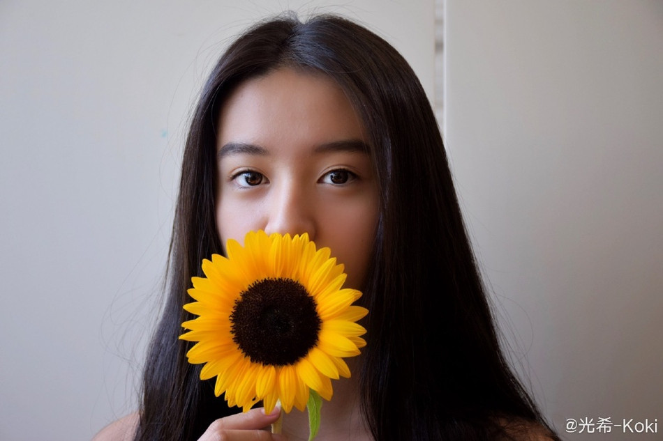 木村光希晒比基尼照 头别鸡蛋花露甜笑清纯又性感