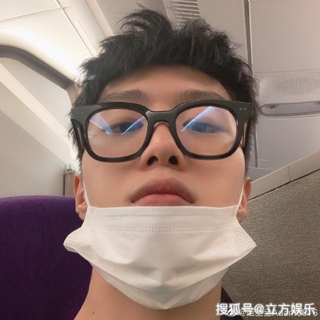 原创 范丞丞短发造型亮相，剪刀手自拍，镜头怼脸颜值超高！