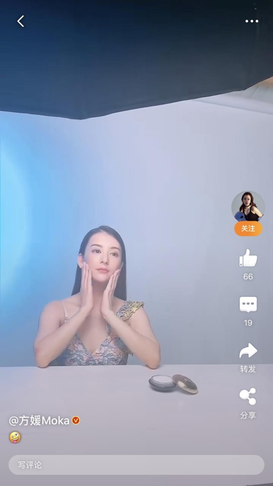 郭富城娇妻方媛分享工作近照，妆容精致对镜比心笑容超甜！