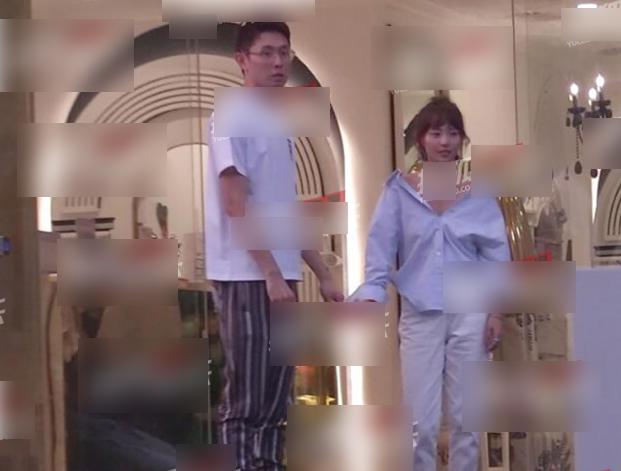 张嘉倪买超为儿子办周岁宴，买超发福变油腻，夫妻送客都要手拉手