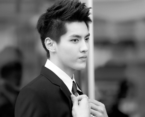 吴亦凡演出遭激光笔照射，这种玩笑开不得，呼吁大家理智追星