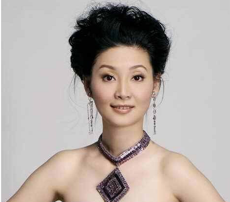 冯小刚为徐帆庆生，却当街和神秘女子亲密接触？女方身份被曝光！