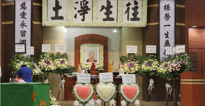 泪崩悼夏萍 林家栋欣赏干妈为人直率