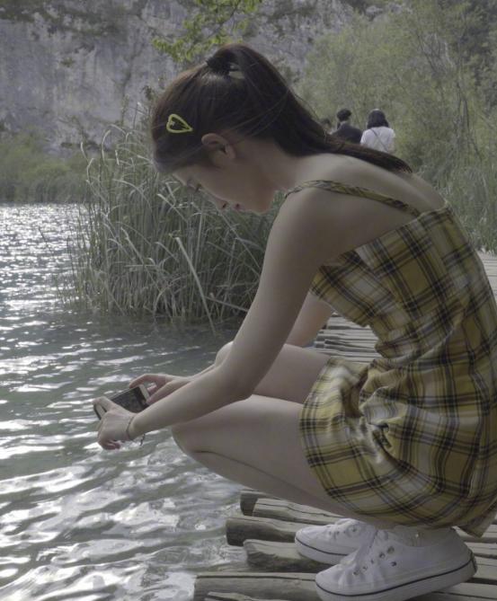 鞠婧祎对自己的身材太自信，平胸还敢穿吊带裙，画面过于养眼
