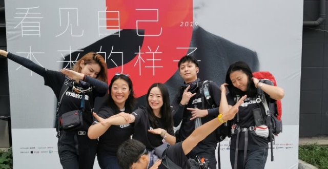 林峯首次公开秀恩爱！张馨月晒美照，他罕见互动为女友加油