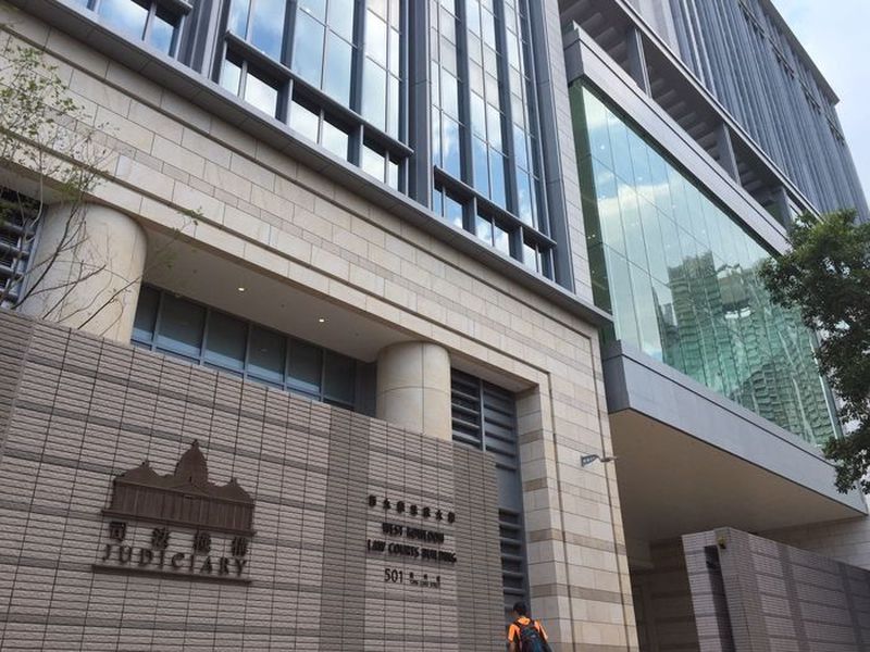 声称心情不佳砸凹冲锋车门 飞机维修员准保释候讯