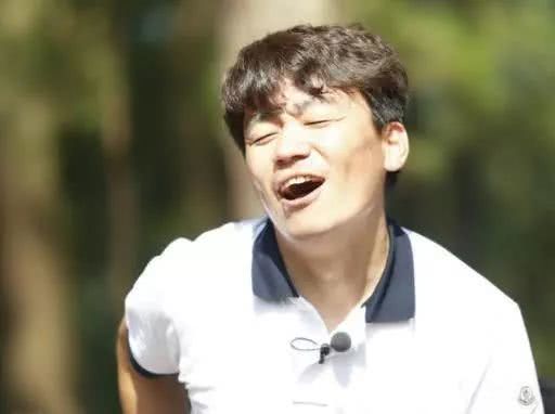新女友也不省心？王宝强处理完母亲丧事后回京，情绪失控踢大门