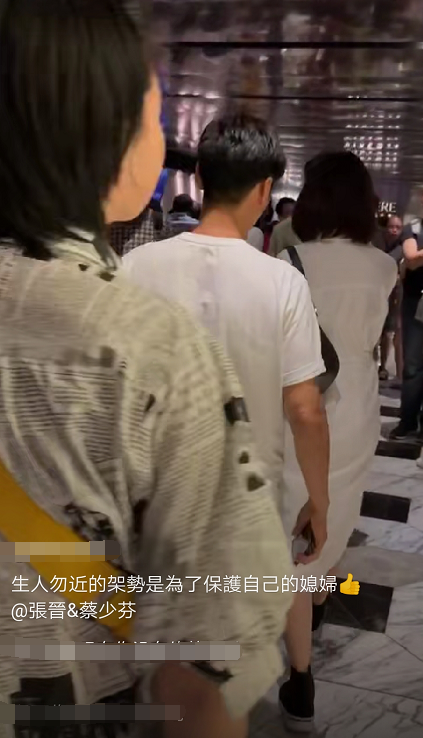 蔡少芬挺巨大孕肚逛商场 张晋小心守护眼神犀利