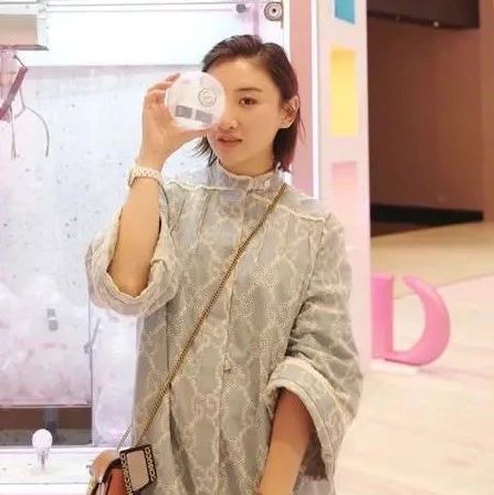 何雯娜晒钻戒被求婚成功，男友是圈内人士，曾与陈一冰相爱相杀!