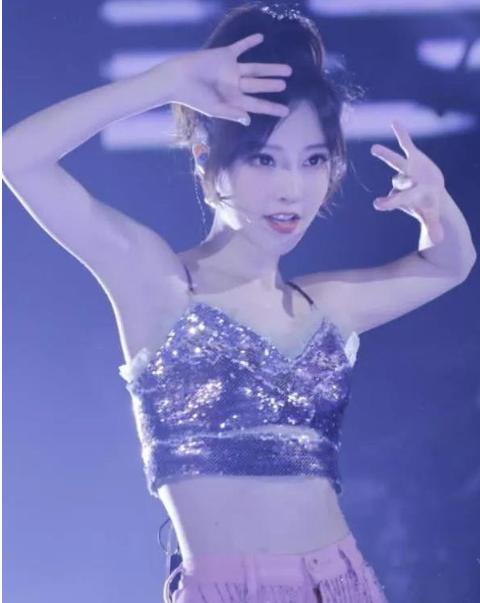 冯提莫：我腰粗不适合穿裹胸装，助理：没事试试，结果惊艳全场