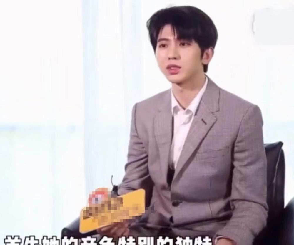 蔡徐坤看乔碧萝，全程没看脸，最后的点评很中肯！值得为他点赞！