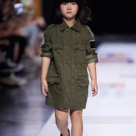 张亮4岁女儿登台走秀，扑克脸气场十足！网友：长头发的天天
