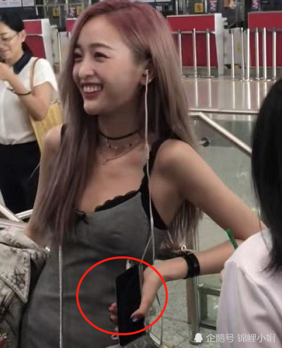 吴宣仪被偷拍，谁注意她拿手机的姿势？网友：等我有钱了也这样拿