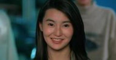 果然自然老去最美丽，张曼玉脸上遍布皱纹，却五官精緻不用打针