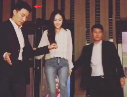 郑秀妍保镖脱衣为她遮挡惹争议，看清保镖颜值，网友：坐等官宣
