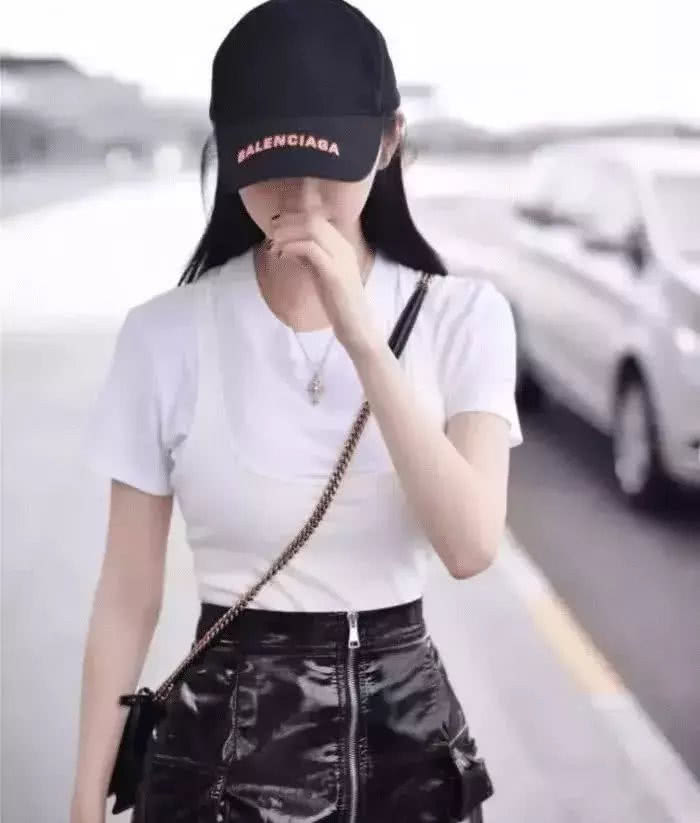 景甜“奶肌”太晃眼！穿“液体裙”走机场，美的一塌煳涂