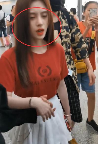 鞠婧祎机场遭粉丝围堵，愤怒飙出3字？网友：人品现原形了