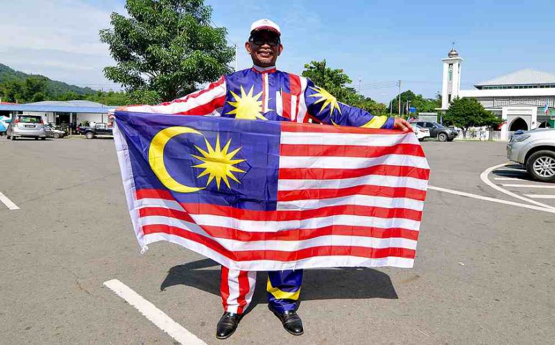 Patriotic retired cop tailors Jalur Gemilang baju Melayu with pension money ahead of Merdeka