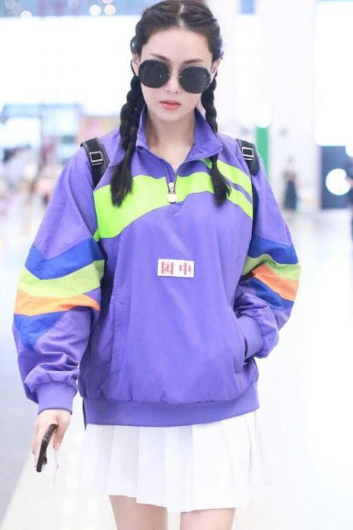 论爱国只服张馨予，看到她衣服上的两个字，网友：吃土都要买一件